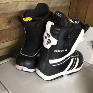 Snowboard boots
